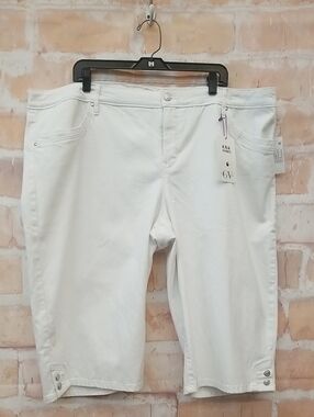 Gloria Vanderbilt White Capris with Button Hem